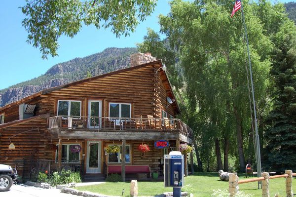 Blue Creek Lodge & RV Park